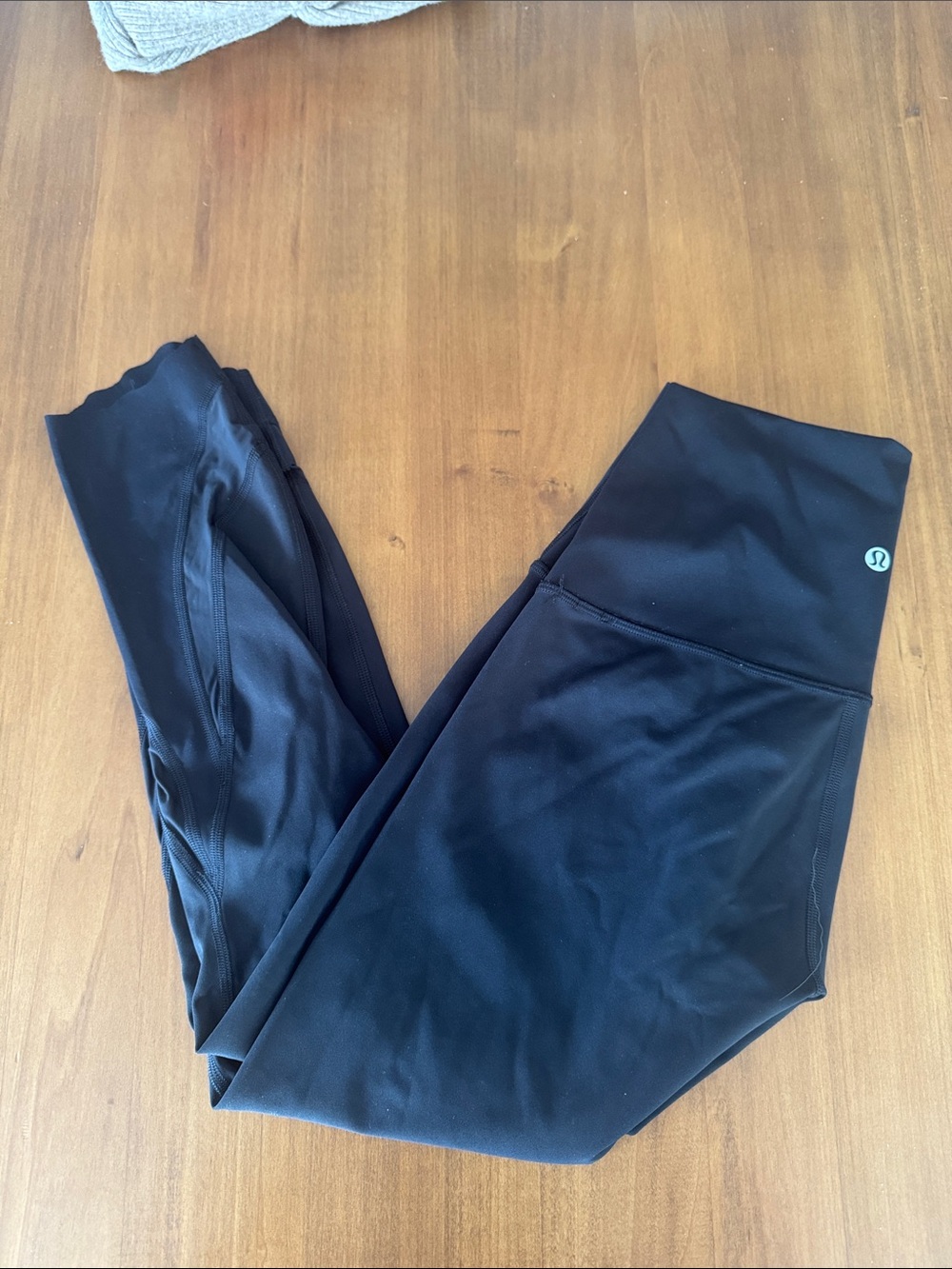 ✨FLASH SALE lululemon black athletic leggings with scalloped bottoms